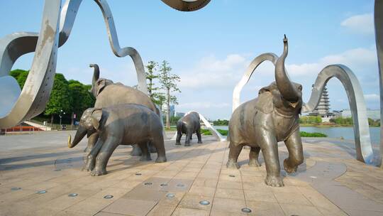 南宁五象新区五象湖公园广场的五象雕塑