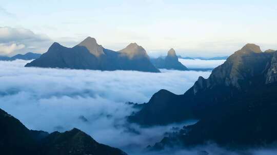 峰峦叠嶂 云海浮动 自然壮丽画面