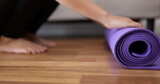 瑜伽健身打开瑜伽垫高清在线视频素材下载