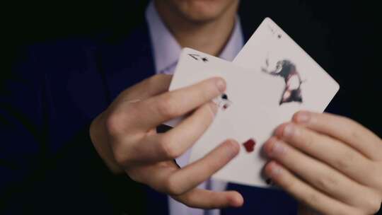 魔术手纸牌戏法的特写镜头