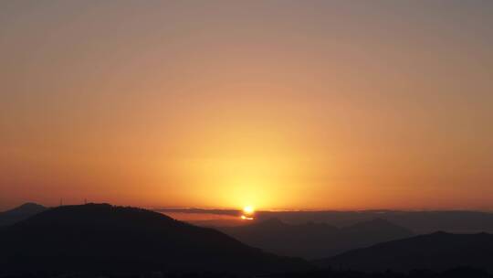 群山日落延时唯美夕阳黄昏橙色天空太阳下山