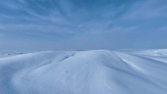 广阔无垠的雪野丘陵风光