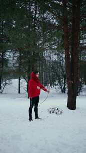 雪地里射箭的女人