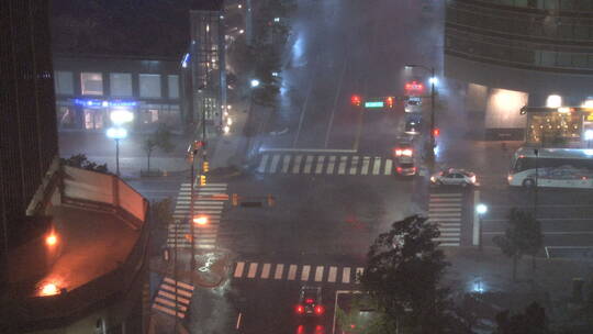 狂风吹着雨天的街道