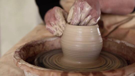 传统泥陶制作手工艺陶罐