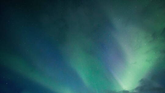 夜晚美丽的北极极光