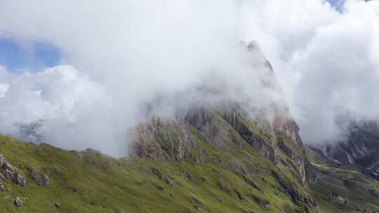 拍摄山脉和云雾