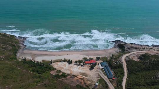 4k海岸线视频夏天深圳海边白浪沙滩礁石