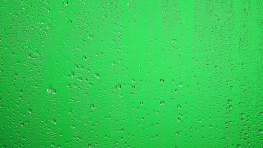 绿色屏幕透明玻璃上的雨滴