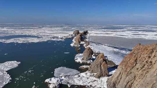 冰面与岩石冬季航拍海冰大海大连排石