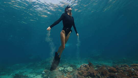 女潜水员在海底自由惬意吐着水泡视频素材模板下载