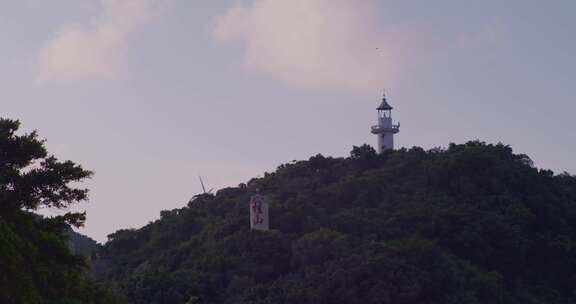 珠海桂山岛鹰在上空盘旋的高山灯塔