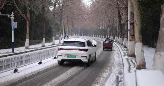 雪天行驶在城市道路的车
