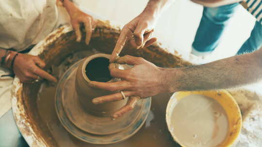 人、手和陶土在创意、艺术中用于陶器、模具