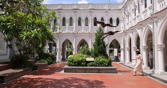 在新加坡旅行的年轻女子
