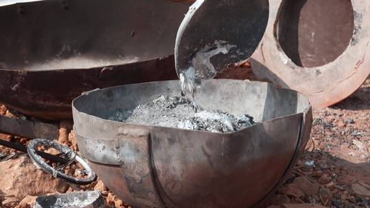 乡下农村铝锅艺人街头制锅勺舀铝水