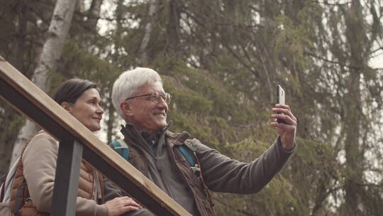 成年夫妇在森林里自拍视频素材模板下载