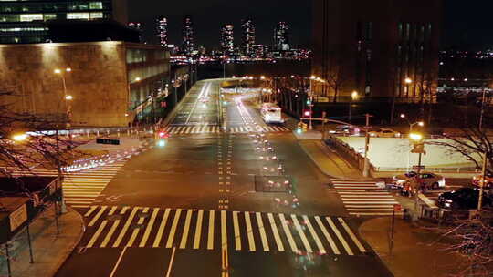 纽约市十字路口的夜间交通视频素材模板下载