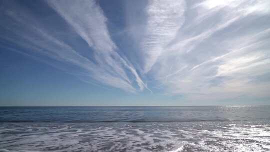 沙滩的浪花与蓝天白云视频素材模板下载