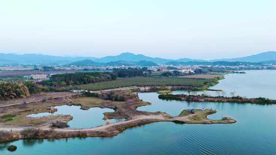 航拍冬季日落时东江河边的场景