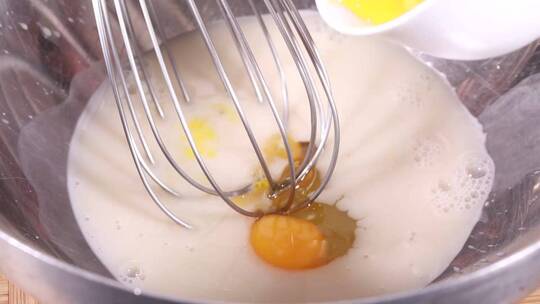 打蛋器发鸡蛋制作甜点视频素材模板下载