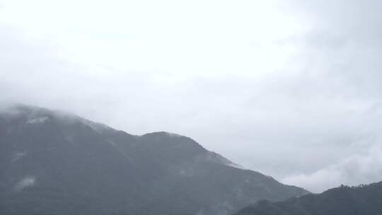 山峰云雾缭绕雨后农村远山云雾变化乡村风景