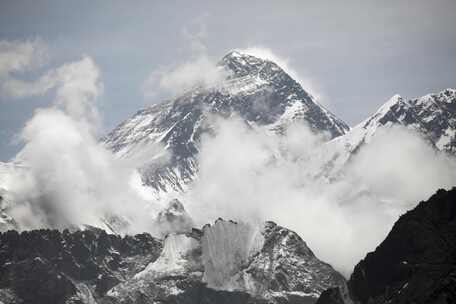 山，山，白雪皑皑，云