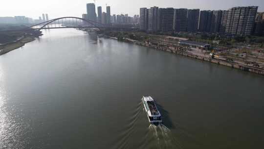 轮船行驶在东平河上 东平大桥地标 航拍视频素材模板下载
