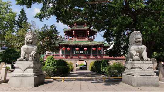 石狮子守护下的古建筑景观