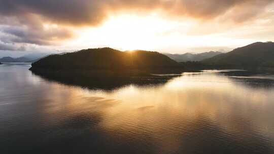 4K早晨意境唯美日出湖面山水绿水青山航拍