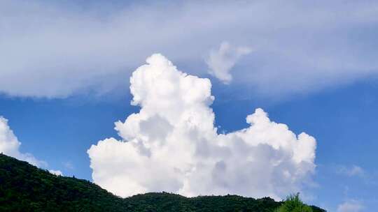 天空蓝色白云飘逸动感云散山峰乡村