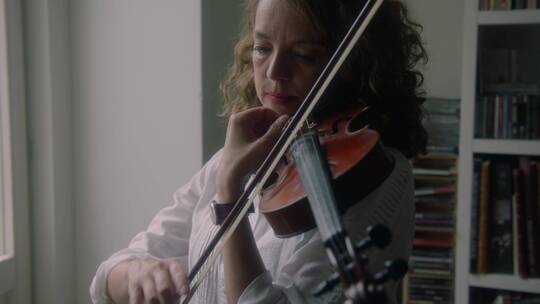 女人在拉小提琴视频素材模板下载