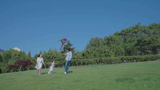 一家人草地上放风筝