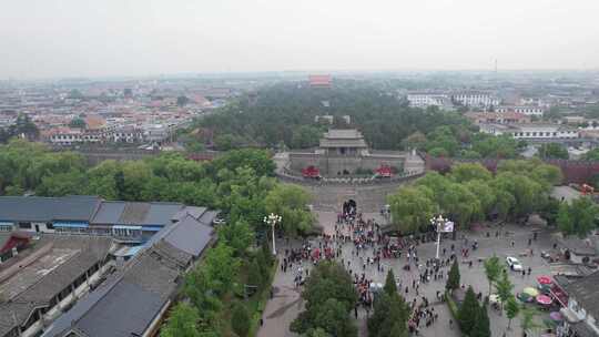古建筑前传统仪式活动场景