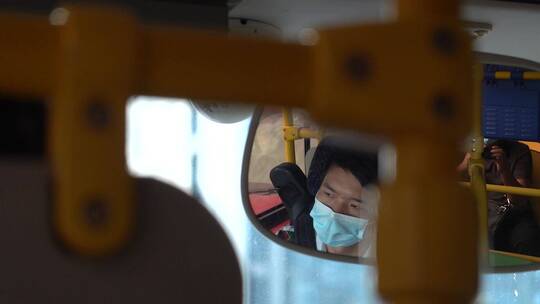 戴口罩的公交车司机视频素材模板下载