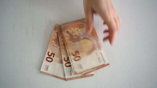 50欧元的钞票躺在桌子上