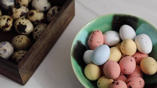 放在桌面上鹌鹑蛋和复活节蛋