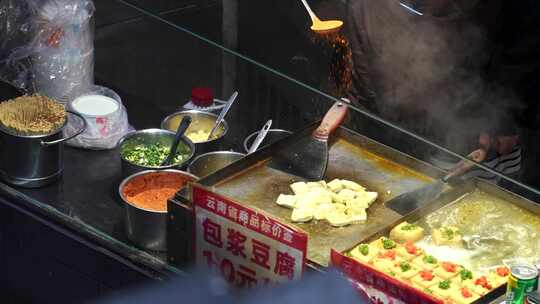 云南旅游丽江古城街头美食小吃包浆豆腐视频素材模板下载