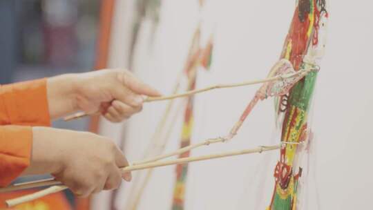 观众观看保定宴皮影表演