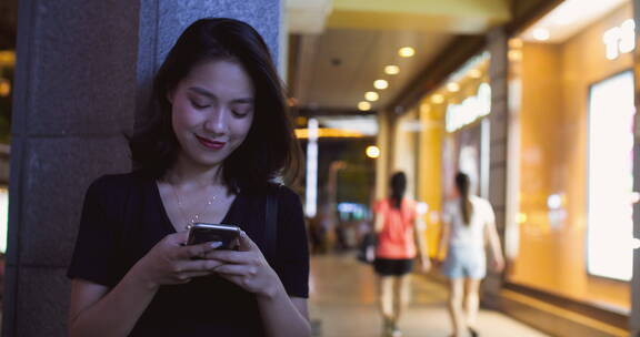 成年女性女青年市区街边看手机