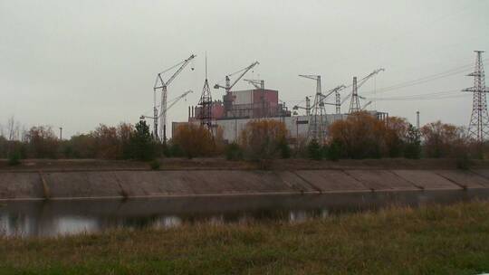 河畔旁的核电站