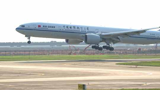 8K深圳宝安飞机场客机降落13视频素材模板下载