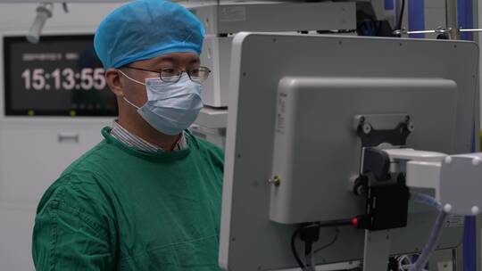 手术室医生操作医疗器材设备 4K 30fps视频素材模板下载