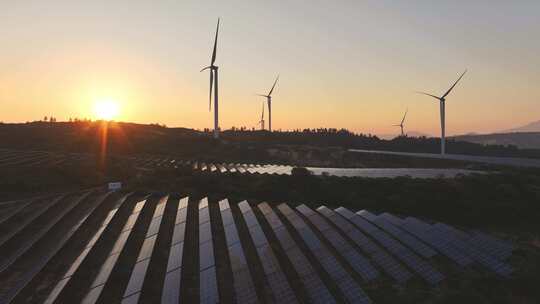 日出日落 太阳能光伏板 风力风车发电站航拍