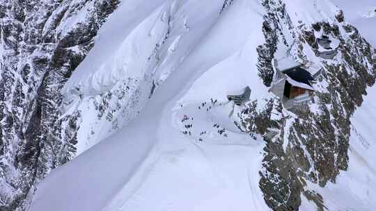 阿尔卑斯山山顶上的游客与雪是最好的旅游目的地之一