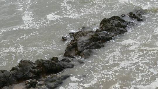 海浪撞击岩石