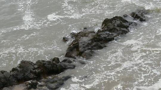 海浪撞击岩石视频素材模板下载