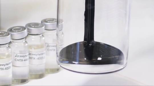 原油倒入实验室的大玻璃瓶中视频素材模板下载