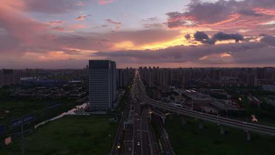 天空胜景下的高架交通车流