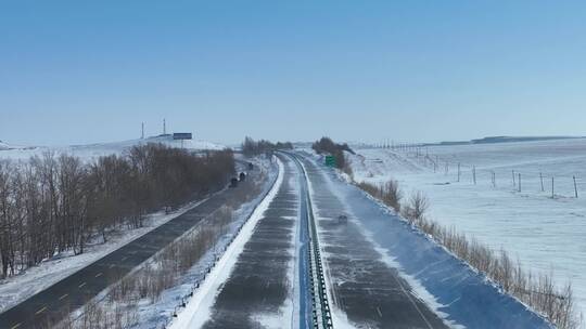 高速公路国道行驶的汽车风吹雪白毛风视频素材模板下载